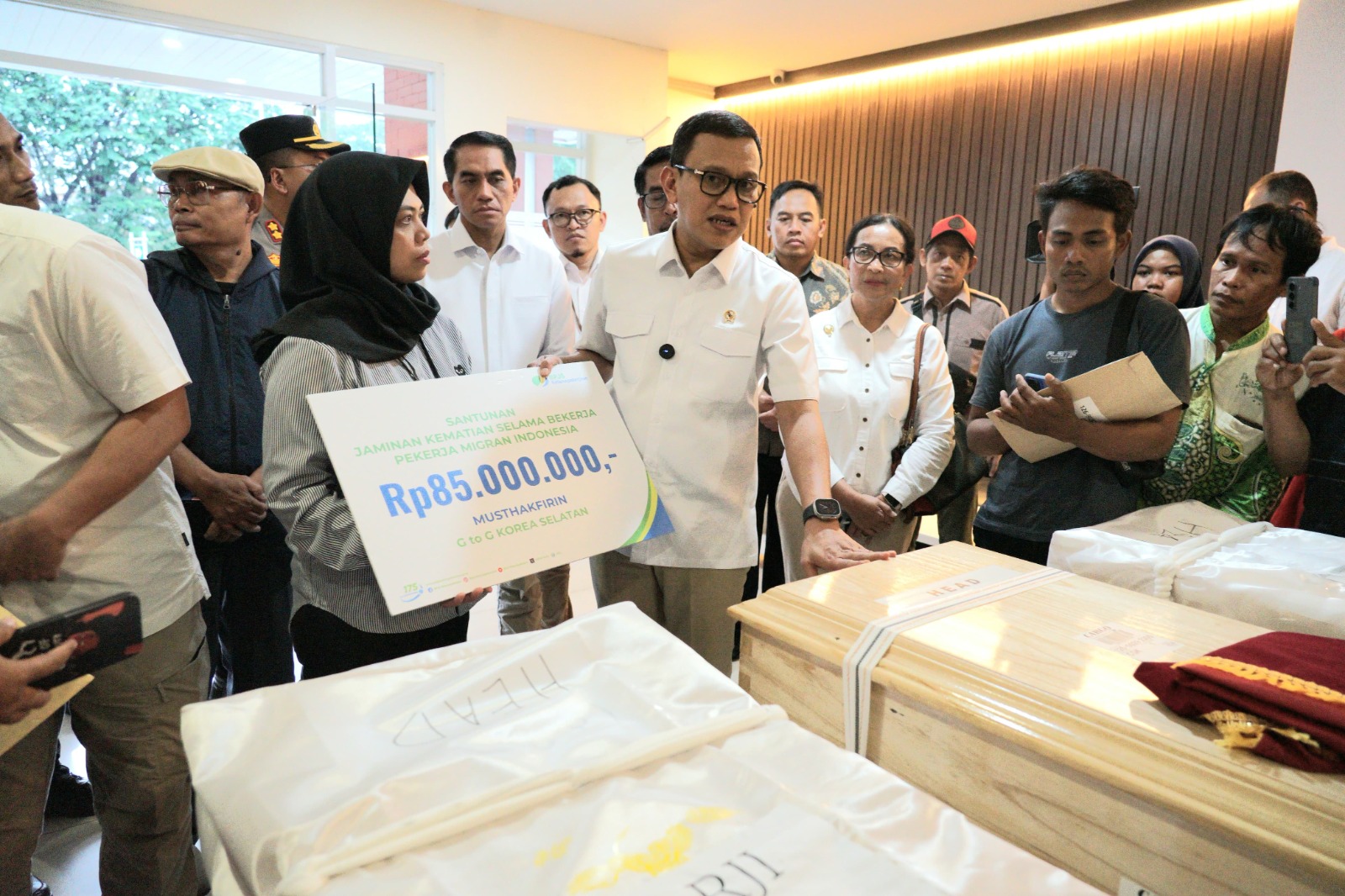 Hadir bagi Pekerja Migran Indonesia: BPJS Ketenagakerjaan Serahkan Santunan Kematian kepada Keluarga PMI Musthakfirin - BeritaNasional.ID - Kantor Berita Nasional, Berita Terkini, Politik dan Hukum