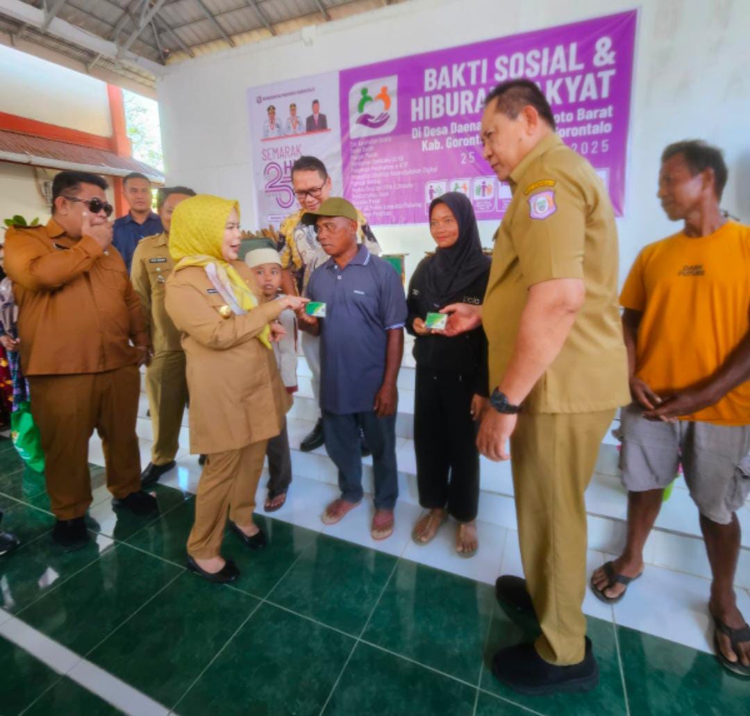Berita Semarak HUT ke-25 Gorontalo Dari Desa Daenaa : Gubernur dan Wakil Serahkan Kartu Jamsostek - Metro Rakyat News